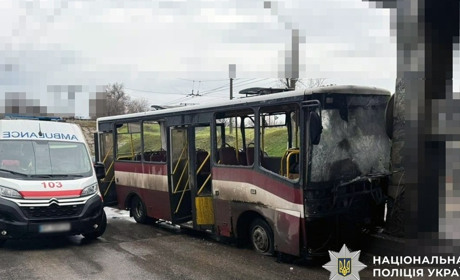 Російські терористи атакували з РСЗВ маршрутку у Херсоні: водій загинув, пасажири — поранені (ФОТО)