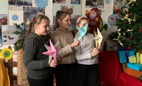 Як виготовити різдвяну зірку: у дитячій бібліотеці відбувся майстер-клас