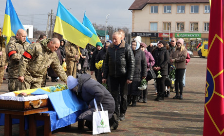 У Сарнах попрощалася із захисником Олександром Пульманом