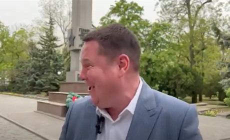 "Где бабло нах...": гауляйтер Нової Каховки привітав містян з Днем Перемоги (відео)