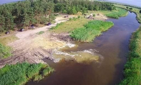 Широкий піщаний берег, рятівна тінь соснового бору: у Петропавлівці прочистили річку
