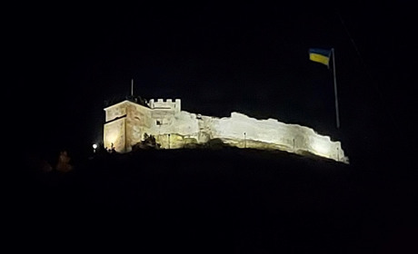 Як освітлюється нічна Замкова гора Бона у Кременці: фото у соцмержах