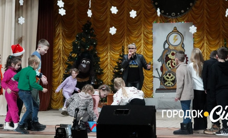 Новорічний марафон у Городку: айтішниця Крутяша створила казкову атмосферу для дітей