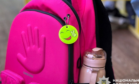 Разом робимо дороги безпечнішими: у Нетішині освітні офіцери виготовляли разом зі школярами флікери