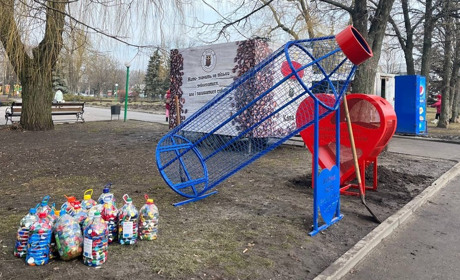У Краснограді на День закоханих встановили контейнери-сердечки для збору пластикових кришечок