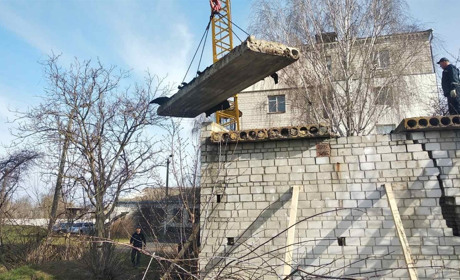 У Переяславі демонтували аварійну недобудову на прохання мешканців багатоповерхівки