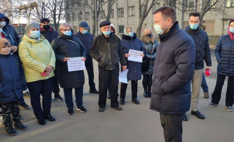 Фастівчани мітингували під хлібоприймальним підприємством: їх підтримав народний депутат