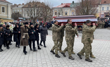 На Тернопільщині в останню путь провели Героя України, який ціною власного життя зупинив ворога