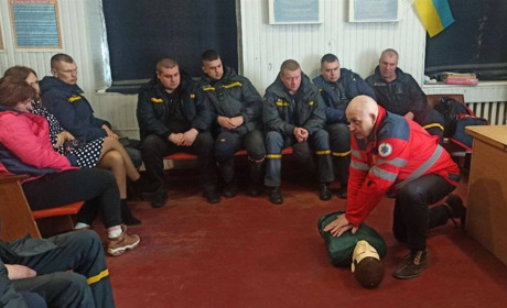 При ознаках відсутності дихання потерпілому роблять штучну вентиляцію легень