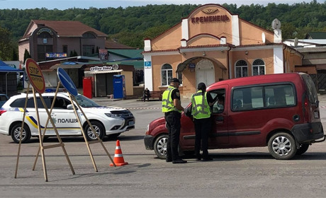 У Кременці встановили поліцейські пости через зростання кількості хворих на COVID-19  