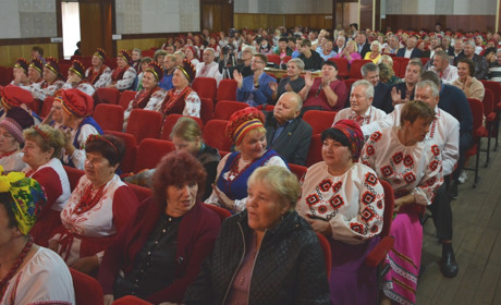 Фольклорні колективи вітали золотонісців з днем міста