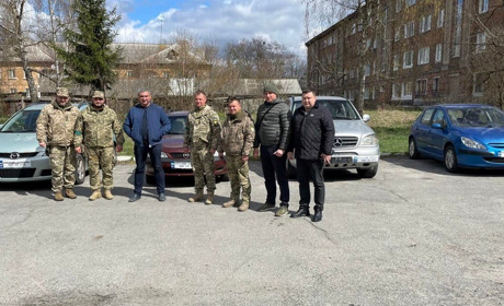 Автівки для тридцятки: в Новограді волонтери допомагають нашим бійцям