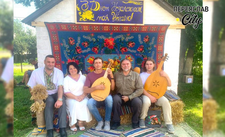 Режисер Олесь Санін презентував легендарну стрічку «Довбуш» мешканцям Дівичківської громади