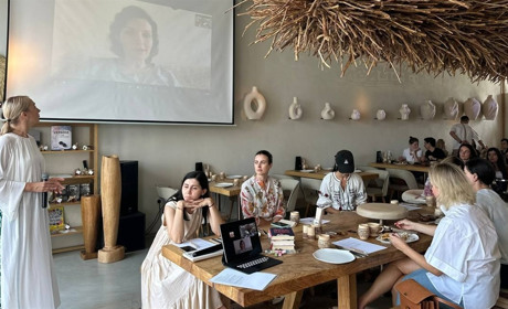 В Абу-Дабі та Дубаї під час літературного клубу обговорили книжку «Чому не варто боятись фемінізму»