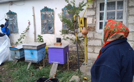 Волонтери передали 78 жителям села в Березівській громаді набори для утеплення житла