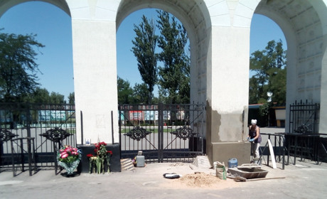 Відновили арку стадіону, пошкоджену самогубцем