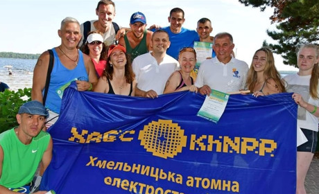 «Пливу з вірою в ЗСУ»: нетішинські атомники стали призерами всеукраїнського турніру з плавання