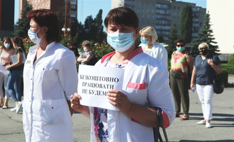 У Вараші протести медиків: чому мітингують, що кажуть чиновники і народний депутат та чого добилися