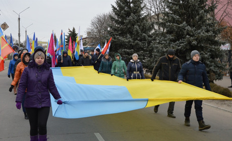 Урочиста хода і покладання квітів до стели Героїв України: сватівчани відзначили День Гідності