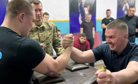 Уманські правоохоронці здобули «бронзу» у змаганнях з армреслінгу