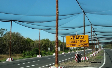 На дорогах Сумщині збудували 160 кілометрів антидронових укриттів