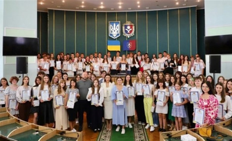 Обдарованих учнів зі Славути нагородили відзнаками Хмельницької обласної ради