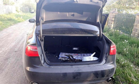 Намагався втекти: поліцейські вилучили майже 15 кг бурштину в Клесові