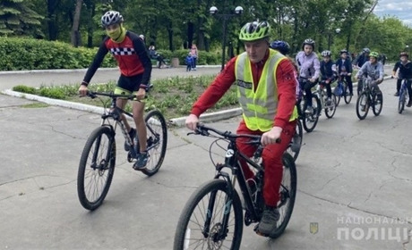 Всі на старт! У Добропіллі поліцейські разом із містянами виїхали на велоквест