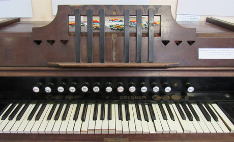 У Сватівському музеї зберігається клавесин XIX століття. Він багато років належав родині священників