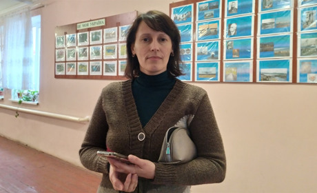Викладач хімії та біології вчить підлітків зберігати природу