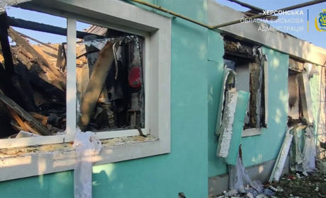 На Херсонщині ворог атакував житлові будинки, магазини, маршрутки та приватні автівки