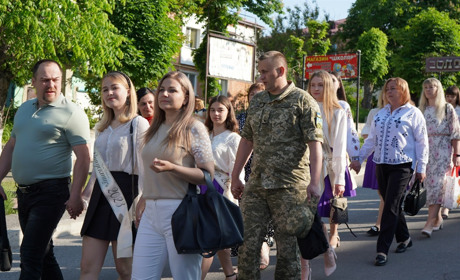 Батьківська хода. За руку з батьками городоцькі випускники прийшли на свій останній урок