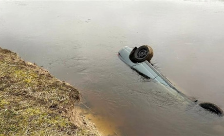 Дістали авто з річки: чоловік із Сарненського району втопився у Случі
