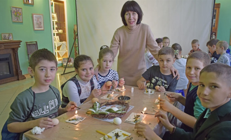 275 юних жмеринчан навчилися розписувати писанки в міському музеї: фото