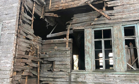 На Сумщині через ворожі обстріли пошкоджено архітектурну пам’ятку — дерев’яну церкву Св.Варвари
