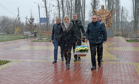 В міській раді організували виставку, в школах – тематичні заходи: 6 річниця Революції Гідності