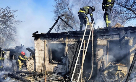 Падіння уламків дрона: у Жовтих Водах сталася пожежа на території приватного будинку