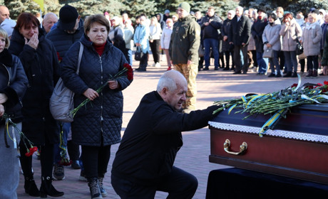 Південноукраїнськ схиляє голови: містяни провели в останню путь полеглого захисника Василя Аркушу