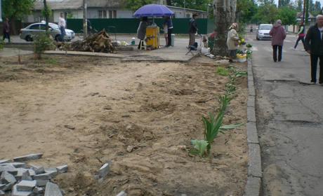 Будівництво МАФу на вул. Дружби триває