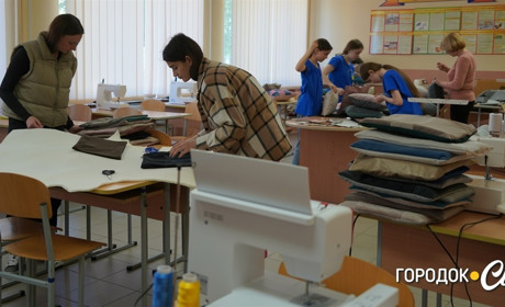 Понад 100 подушок за два тижні. У четвертому ліцеї продовжують справу «городоцьких в’язальниць»