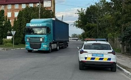 У Старокостянтинові вантажний автомобіль збив пенсіонерку