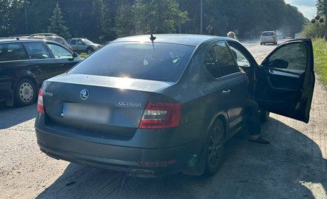 Чоловіка двічі штрафували за їзду напідпитку, забрали права, але цього виявилось недостатньо