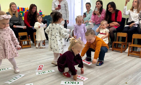 У Старокостянтинові провели зворушливе свято для мам та їх малюків. Фоторепортаж