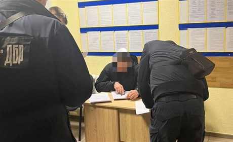 Кайданки на руки і силою в машину: в Одесі правоохоронці вручали чоловіку повістку. Почали слідство