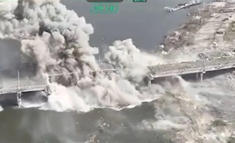 Україна вперше у світі підірвала міст дронами: як знищили ключову для РФ переправу (відео)