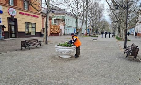 Як чепурять Херсон до великодніх свят. Ми зробили добірку фото з парків і скверів