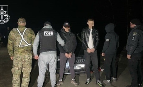 По три тисячі з клієнта: двох жителів Сарненщини підозрюють в організації втечі за кордон