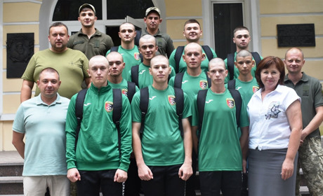 Гравцям ФК "Звягель-АТО" подарували 25 нових комплектів футбольної форми