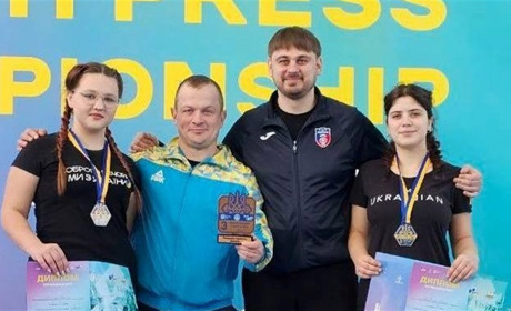 Звягелянки Наталія Матвійчук та Діана Довгалюк — чемпіонки України з пауерліфтингу з жиму лежачи