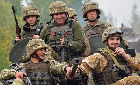 "Тридцять миттєвостей тридцятки": фотовиставка про життя легендарної 30-ї ОМБр